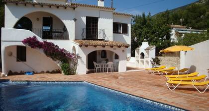 Private Pool, terrace vineyard views, BBQ, Table Tennis, 5 min car Beach/Town
