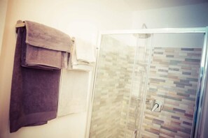 Douche, sèche-cheveux, bidet, serviettes fournies