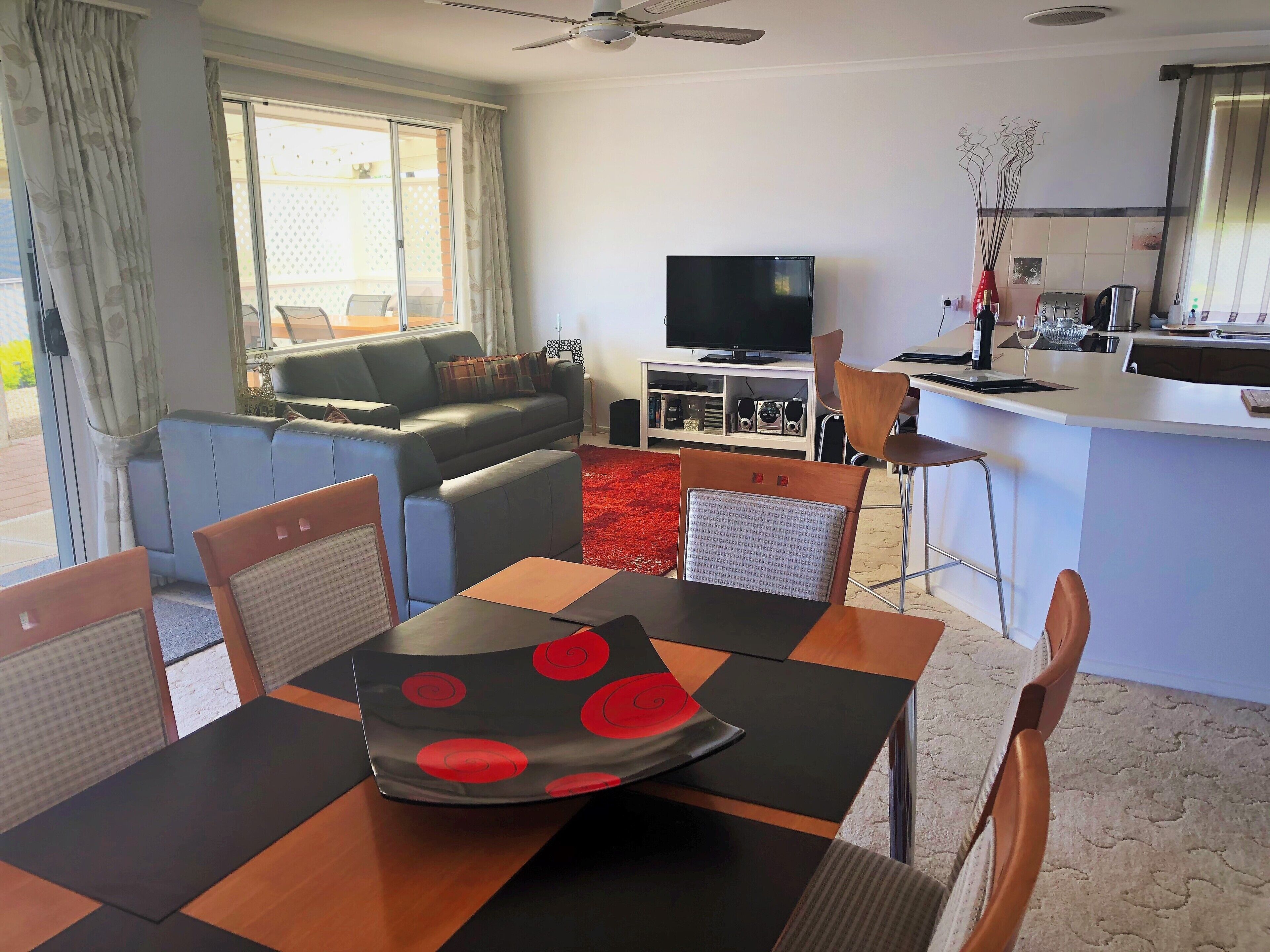 House with ocean view/Bluff - short distance from beach and restaurants/cafes — image 4