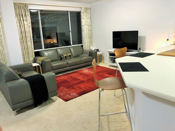 Smart TV, DVD player, books, music library - House with ocean view/Bluff - short distance from beach and restaurants/cafes (Encounter Bay)