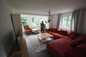 TV connectée, livres, espaces bureaux