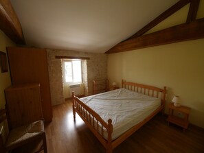 4 chambres, fer et planche à repasser, lit parapluie, Wi-Fi gratuit