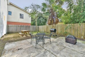 Outdoor dining - ★The Mermaid★5Bedrooms/FirePit/Big Deck/Beach Toys (Galveston)