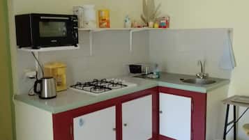 Frigorífico, horno, placa de cocina y cafetera o tetera