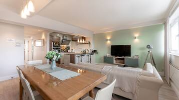 Apartment, Private Bathroom | Dining