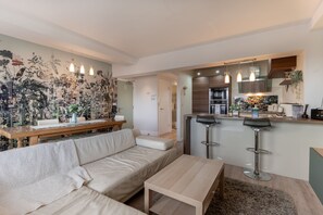 Appartement, salle de bains privée | Bar lounge