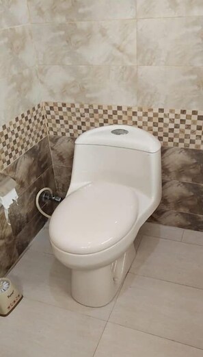 Deluxe Double or Twin Room | Bathroom