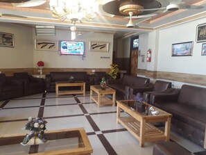Lobby sitting area - Ghizer Blossom Inn Hotel (Drosh)