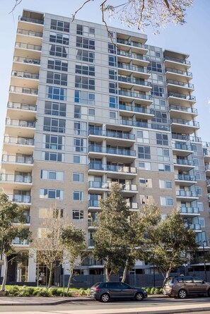 Exterior - Central 1-Bed with Parking, BBQ and Indoor Pool (Canberra)