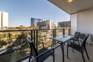Outdoor dining - Central 1-Bed with Parking, BBQ and Indoor Pool (Canberra)