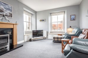 Smart TV, fireplace - Beautifully renovated 4 bedroomed house close to the shore in Pittenweem. (Pittenweem)