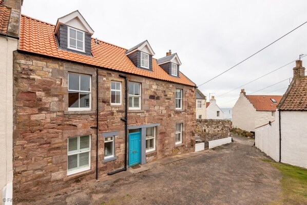 Exterior - Beautifully renovated 4 bedroomed house close to the shore in Pittenweem. (Pittenweem)