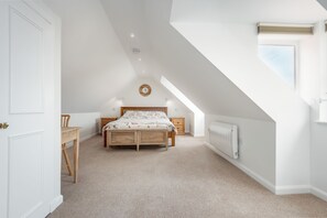 4 bedrooms, iron/ironing board, Internet, bed sheets