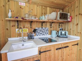 Casa de campo | Cocina privada | Hervidor eléctrico, tostadora y utensilios de cocina