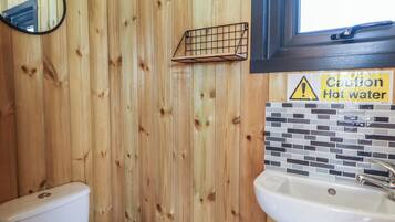 Cottage | Bathroom | Shower, toilet paper