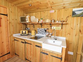 Cottage | Private kitchen | Fridge, electric kettle, toaster, cookware/dishes/utensils