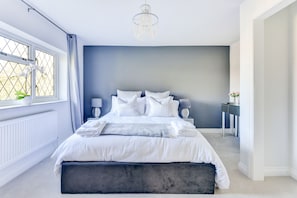 7 bedrooms, in-room safe, desk, iron/ironing board