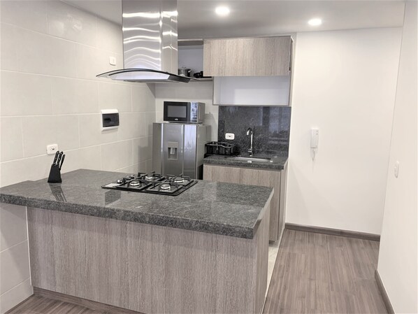 Kühlschrank, Mikrowelle, Ofen, Wasserkocher mit Kaffee-/Teezubehör