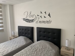2 habitaciones, escritorio, tabla de planchar con plancha y wifi gratis 