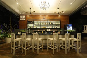 Bar en bord de piscine