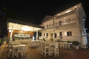 Bar en bord de piscine