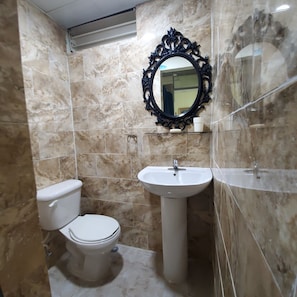 Doccia, asciugamani, sapone, carta igienica