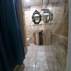 Regadera, toallas, jabón, papel de baño 
