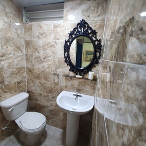 淋浴设施、毛巾、肥皂、卫生纸