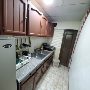 冰箱、微波炉、茶具/咖啡用具、烤面包机