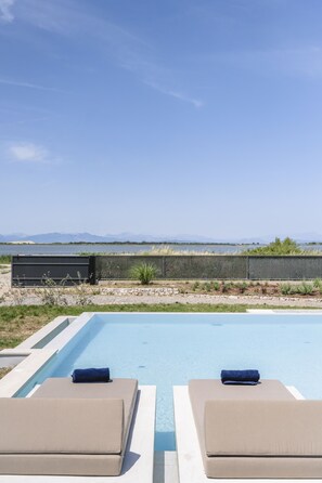 Indoor pool, 2 outdoor pools