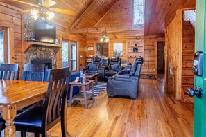 Smart-TV, Kamin, DVD-Player, Bücher