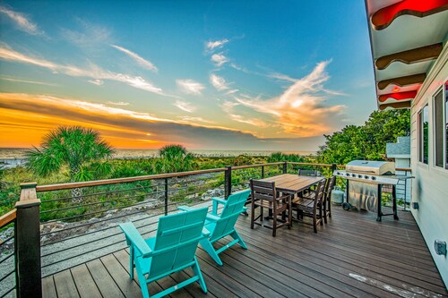 Charming Beachfront Bungalow with Sunset Views and Coastal Comfort