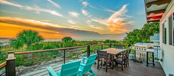 Charming Beachfront Bungalow with Sunset Views and Coastal Comfort