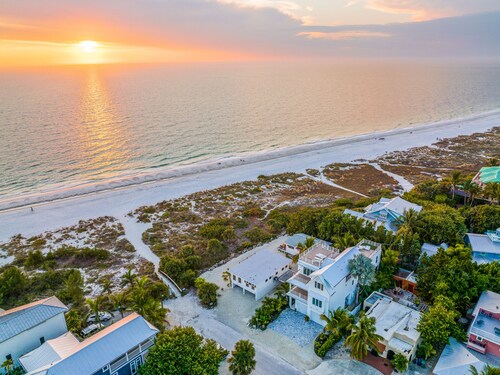 Charming Beachfront Bungalow with Sunset Views and Coastal Comfort
