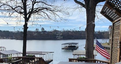 Cottage -Private Hot Tub, Fire Pit, Covered Deck, 20 steps from Lake Hamilton