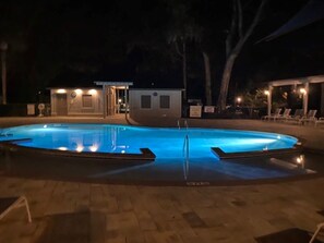 Alberca al aire libre y alberca climatizada