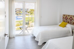 3 chambres, fer et planche à repasser, lit de bébé portatif