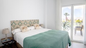 3 slaapkamers, een strijkplank/strijkijzer, reisbedje, gratis wifi