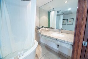 Banheira, secador de cabelo, toalhas de banho, shampoo