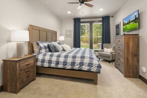 4 chambres, fer et planche à repasser, lit de bébé portatif