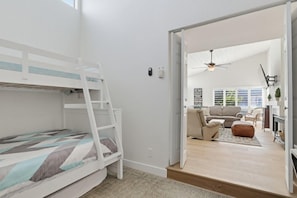 Condo, 2 quartos | 2 quartos, escrivaninha, espaço de trabalho para notebook