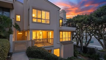 Condo, 2 Bedrooms | Exterior