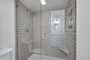 Apartamento, 2 habitaciones | Baño | Toallas