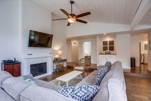 Condo, 2 Bedrooms | Living room | Smart TV