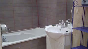 Baignoire, sĂšche-cheveux, serviettes fournies