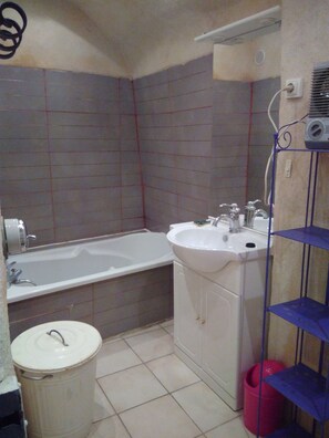 Vasca, asciugacapelli, asciugamani