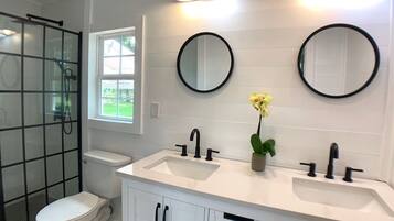 Duschwanne, Handtücher, Seife, Toilettenpapier