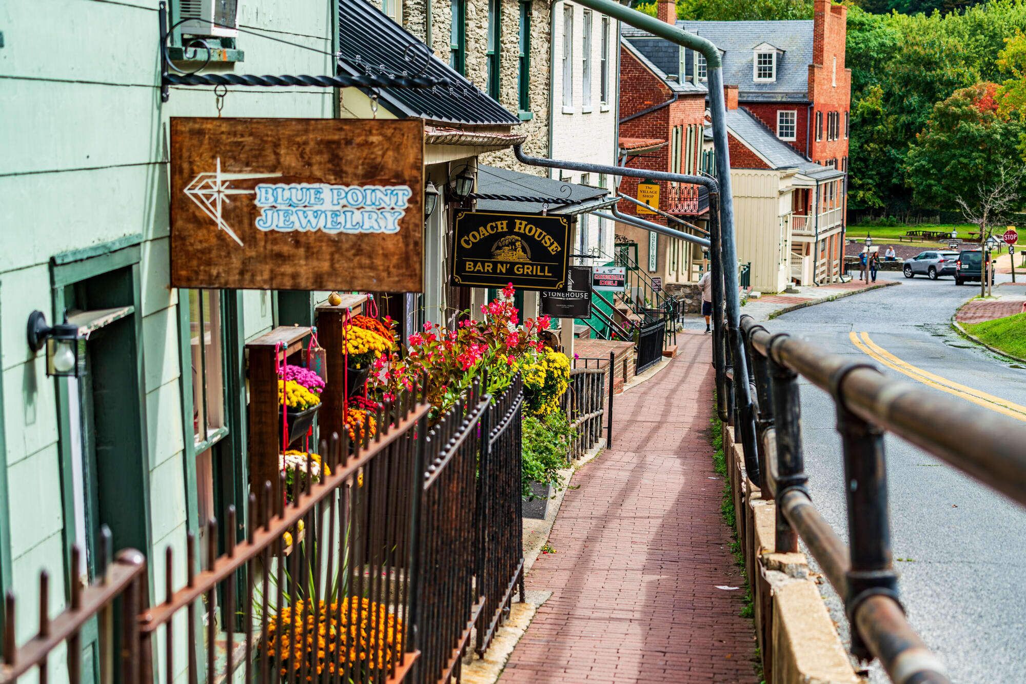 Une vue d’une rue avec l’enseigne d’une bijouterie Blue Point, un bar-restaurant Coach House et un établissement appelé Stonehouse.