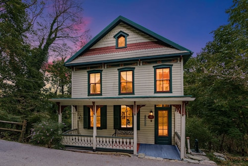 Enchanting Cottage, walk to Downtown Harpers Ferry