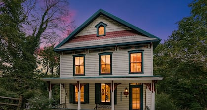 Enchanting Cottage, walk to Downtown Harpers Ferry